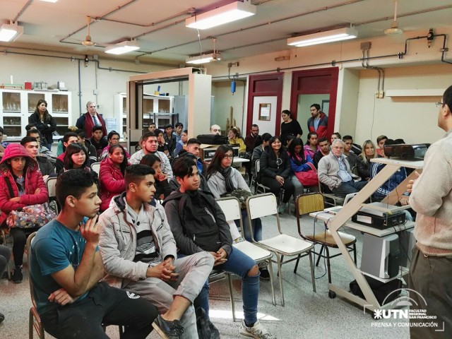 Divulgación de investigaciones de la Facultad en colegios técnicos de Córdoba y Cosquín