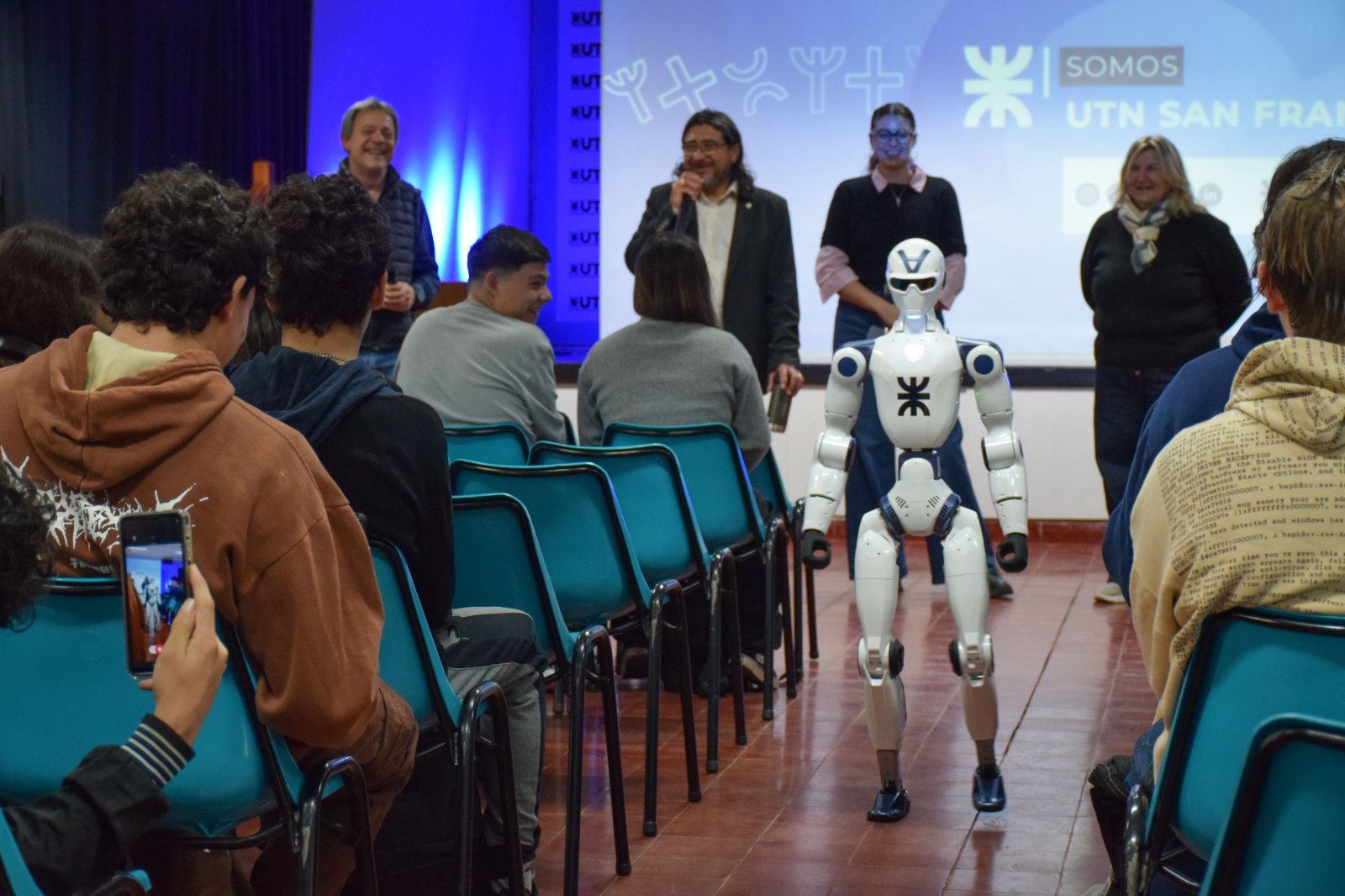 En la apertura del encuentro de este sábado, los participantes conocieron al robot humanoide que posee nuestra Facultad y se les brindó información del trabajo que se llevará a cabo con esta nueva tecnología