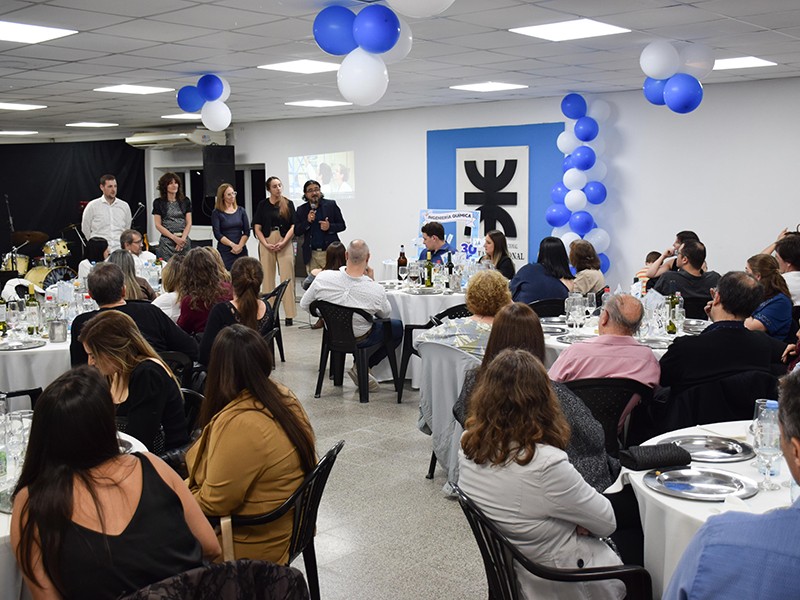 Con una cena cargada de emociones, culminaron los festejos por los 30 años de Ingeniería Química