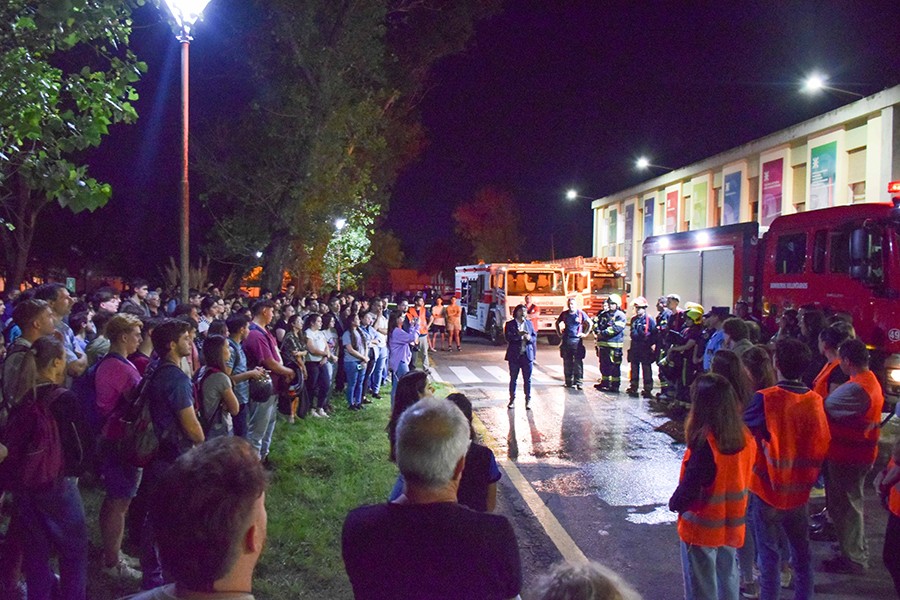 Un nuevo simulacro de incendio en nuestra Facultad demostró que estamos preparados para la emergencia