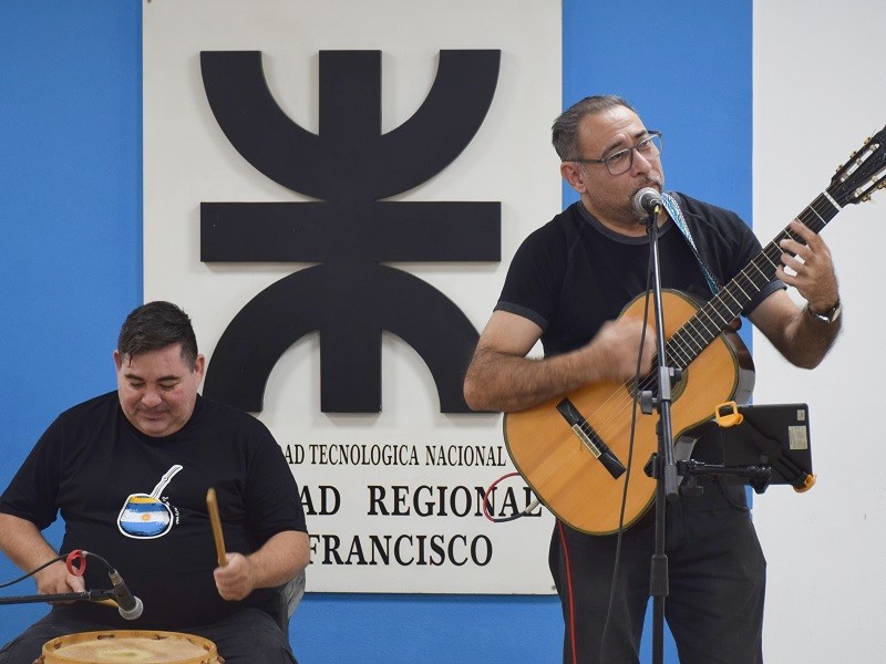 Se realizó el primer encuentro de músicos “De Todo un Poco” en la Facultad Regional San Francisco