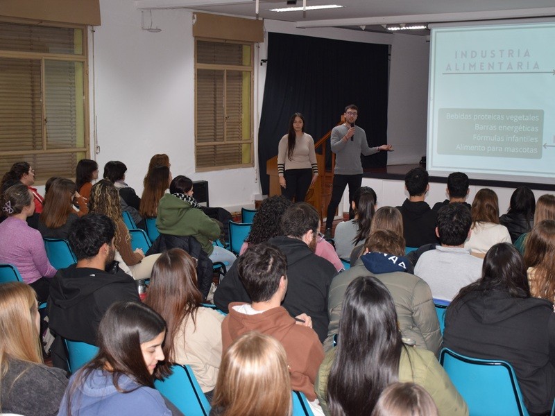 Estudiantes de las Ingenierías Química e Industrial expusieron sus proyectos de trabajo final de carrera
