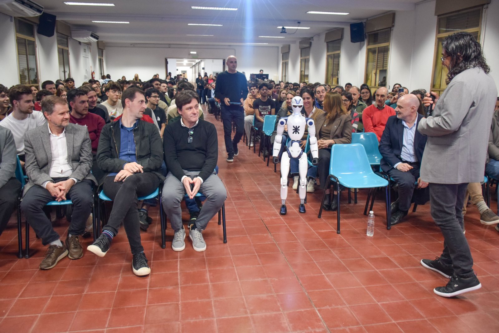Se presentó a la comunidad el robot humanoide, junto al Ingeniero Ezequiel Gribaudo