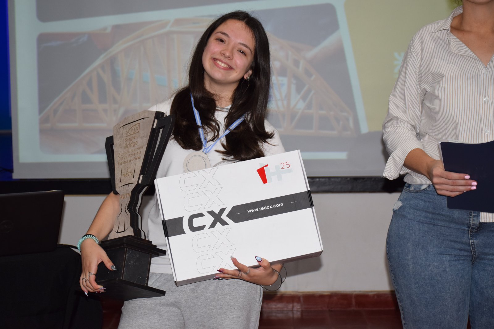 Una estudiante secundaria fue premiada en el Spaghetti Bridge: 
