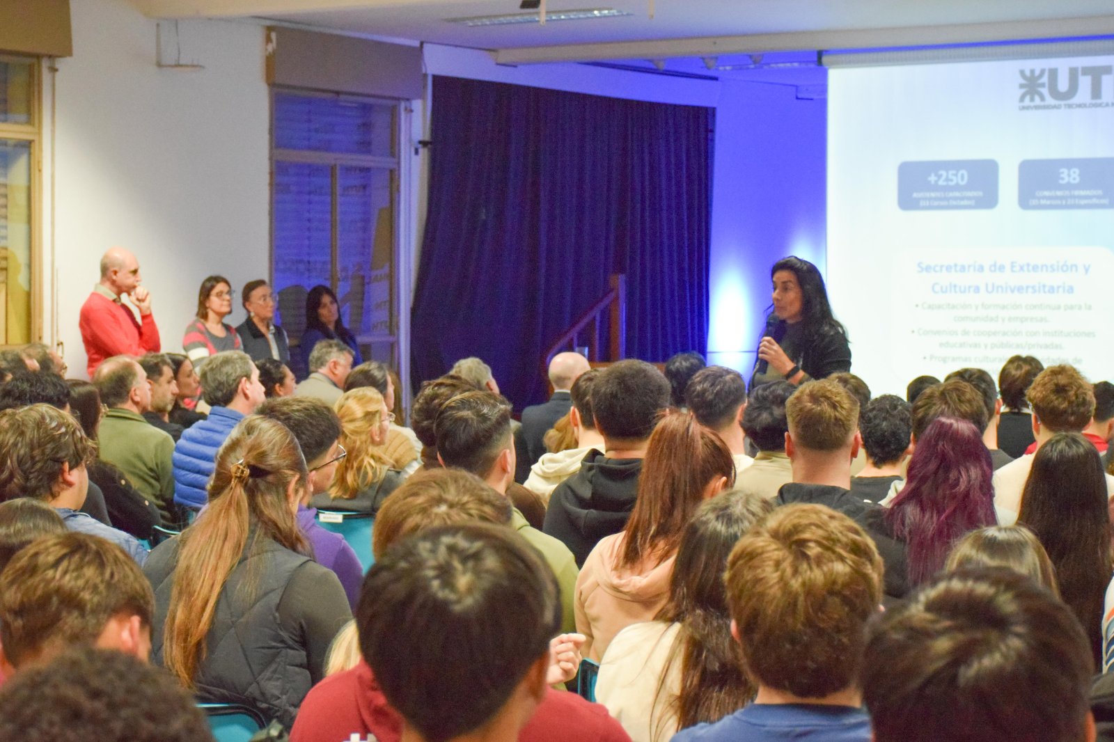 La Subsecretaria de Vinculación Tecnológica, Lic. Noelia Binotto, junto al Secretario de Extensión y Cultura, Ingeniero César Mina, y las Ingenieras Laura Rivara y Rebeca Yuan