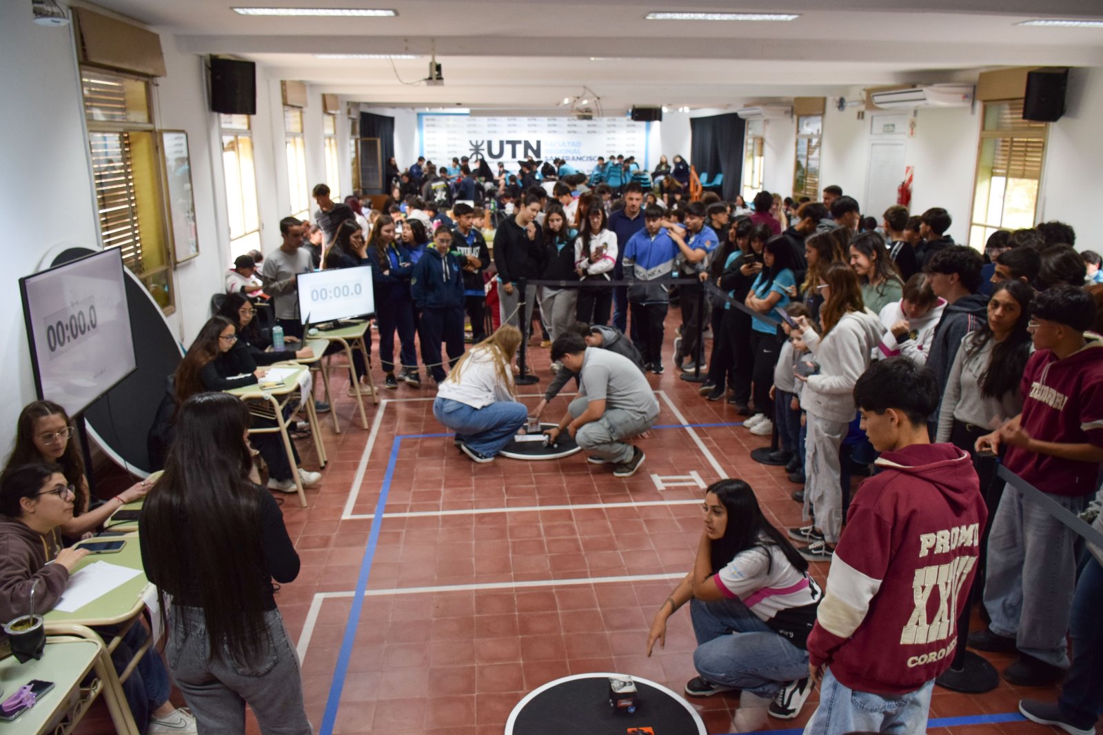 Más de 200 jóvenes participaron de la Competencia Local de Robótica