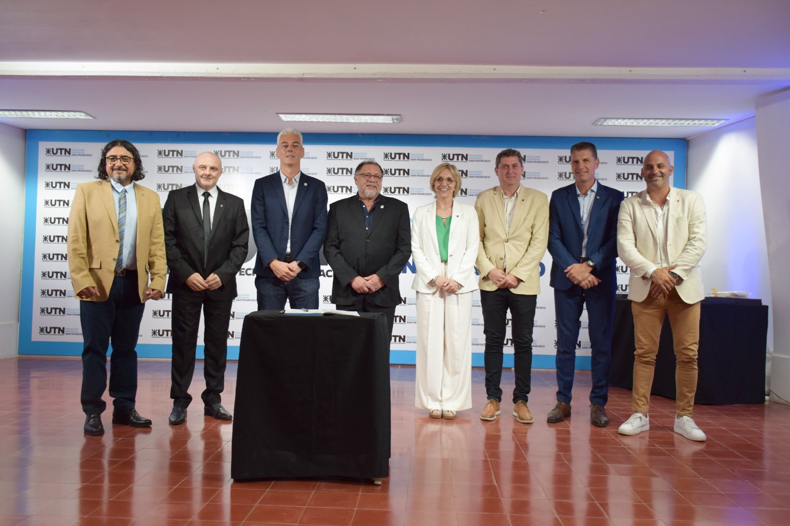 Las autoridades que firmaron el acto de asunción