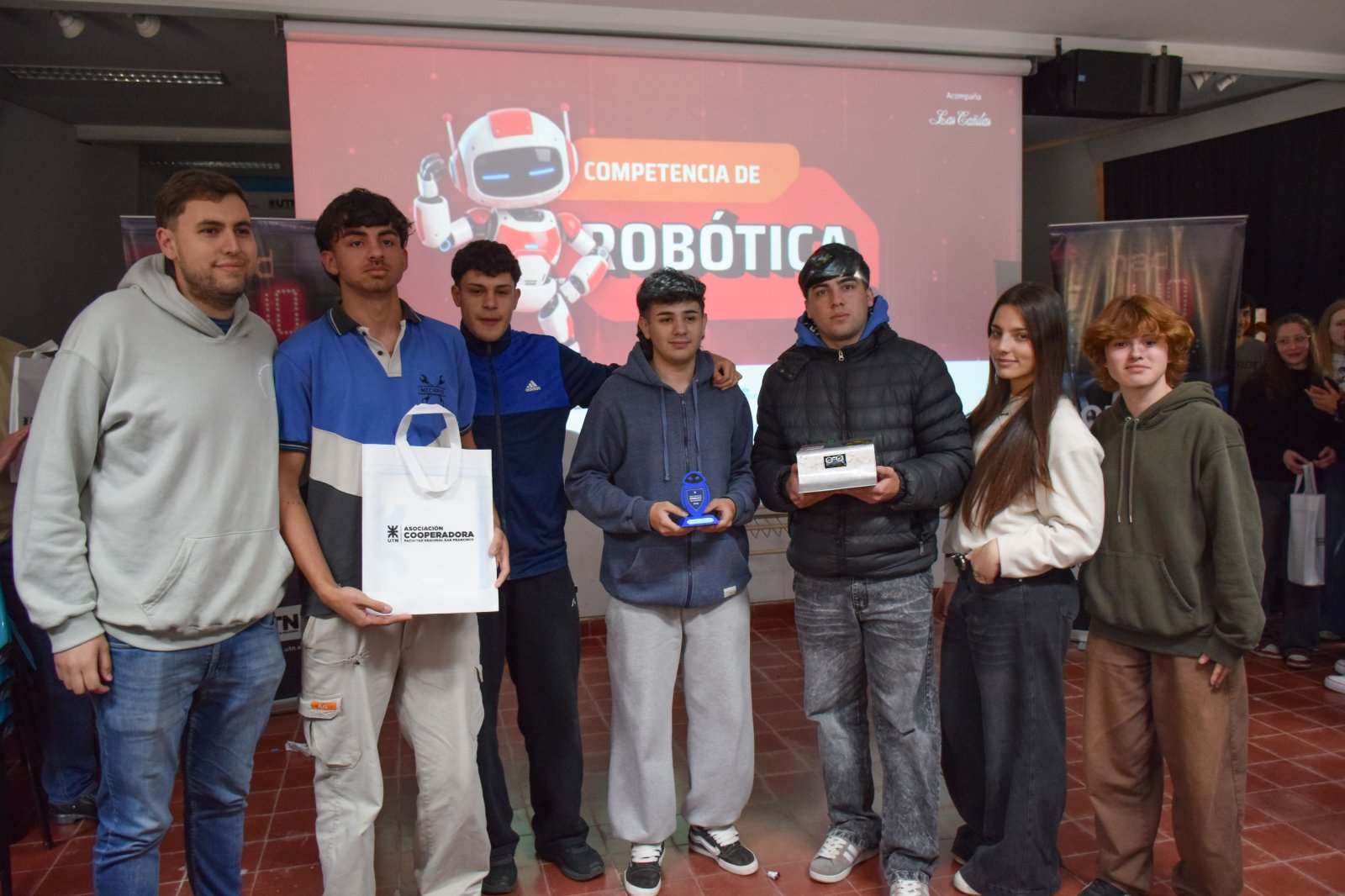 El tercer premio de Sumo lo ganaron Mateo Basile, Estefano Bhianco, y Bautista Heredia, del Ipet 50, con “Jeffrey”