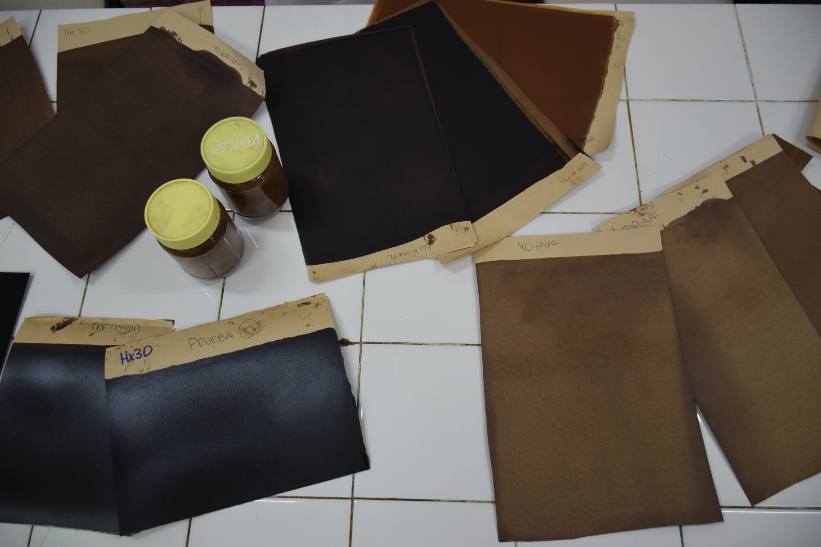 Muestras de papeles kraft, impregnados con resina de LPF.