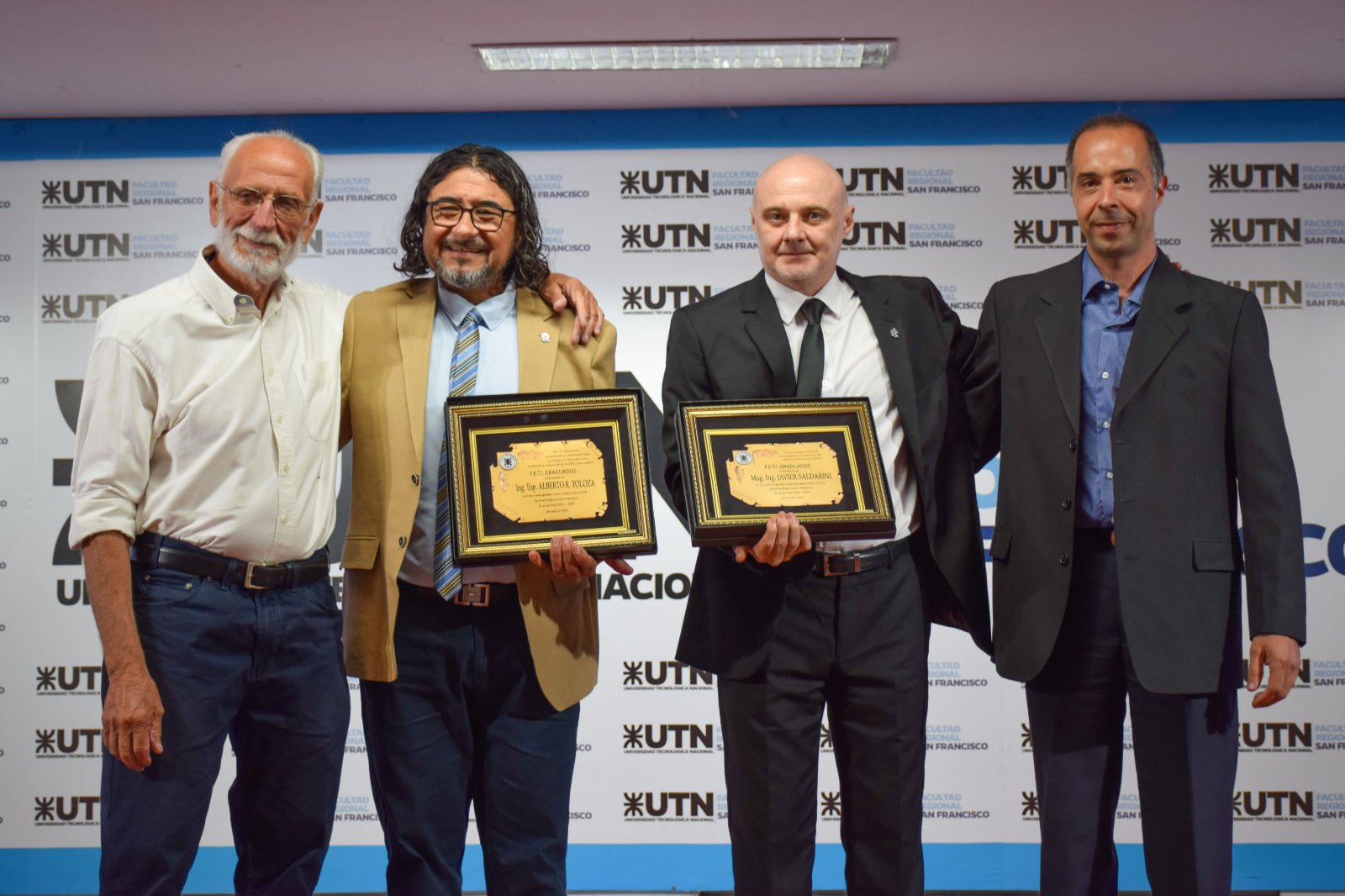 La agrupación FETI Graduados entregó placas recordatorias