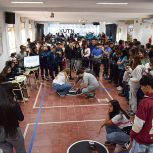 Más de 200 jóvenes participaron de la Competencia Local de Robótica