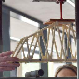 Spaghetti Bridge: abrieron las inscripciones para la competencia que combina teoría, cálculo estructural y creatividad